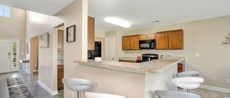 Frigorífico, microondas, horno y placa de cocina