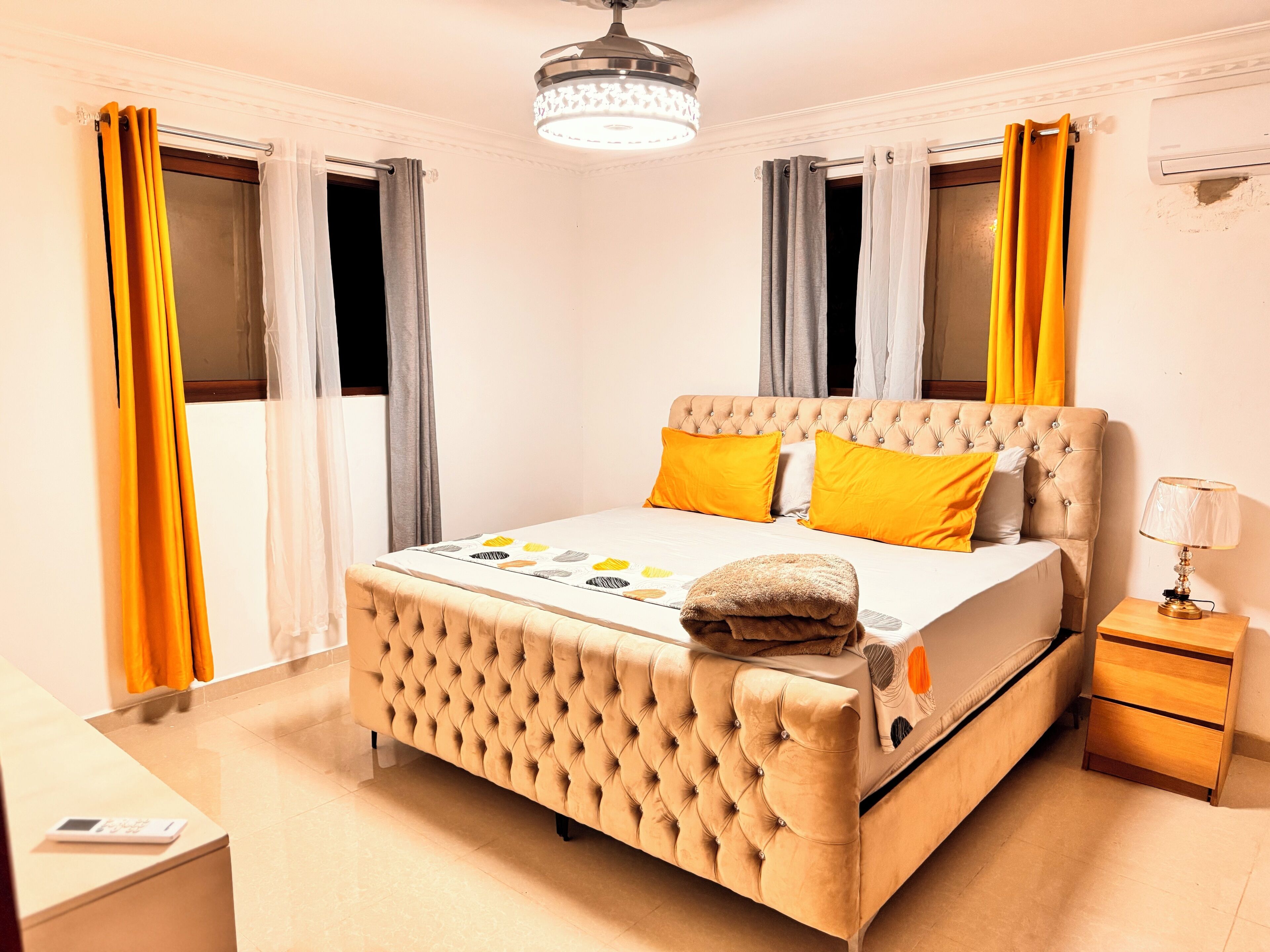 Een strijkplank/strijkijzer, wifi, beddengoed