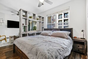 Desk, WiFi - Luxury Studio with Balcony and Makeup Room (Nashville)