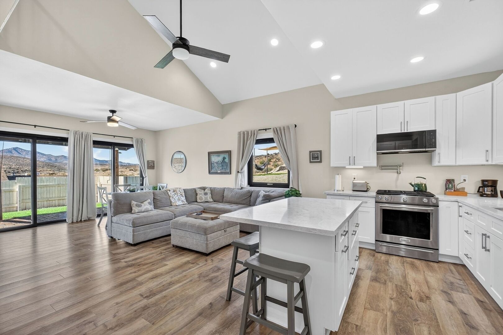 Frigorífico, microondas, horno y placa de cocina