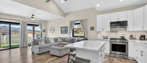 Frigorífico, microondas, horno y placa de cocina