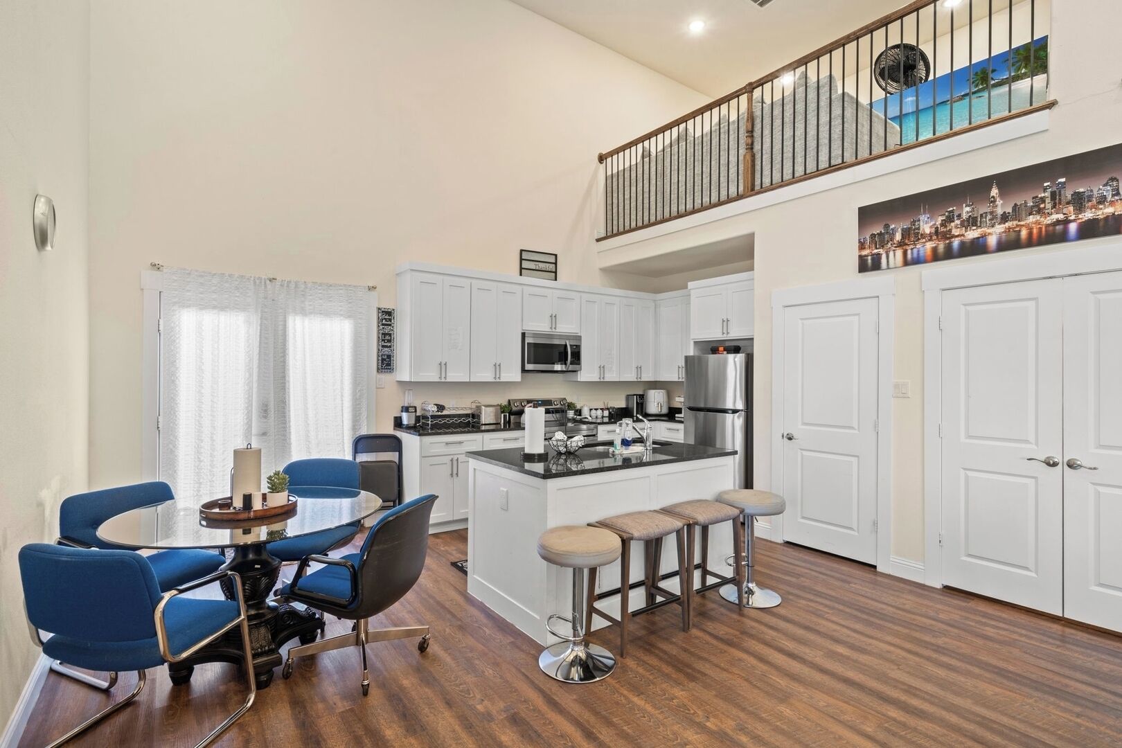 Kjøleskap, mikrobølgeovn, kokeplater og oppvaskmaskin