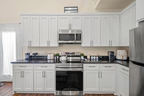 Kjøleskap, mikrobølgeovn, kokeplater og oppvaskmaskin