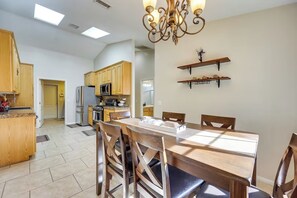 Dining - 4BR • Private Yard • Grill • Near Joshua Tree (Yucca Valley)
