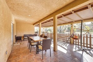 Outdoor dining - 4BR • Private Yard • Grill • Near Joshua Tree (Yucca Valley)