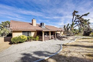 Exterior - 4BR • Private Yard • Grill • Near Joshua Tree (Yucca Valley)