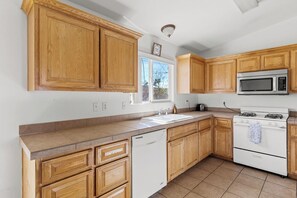 Fridge, microwave, oven, stovetop - Covered Patio • Desert Views • Near Joshua Tree (Joshua Tree)