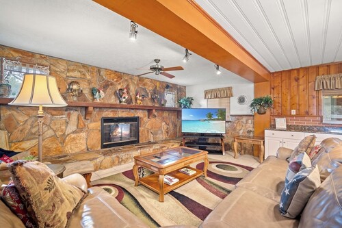 Family Pool Home • Sleeps 8