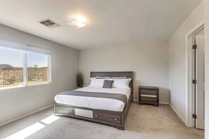 3 bedrooms, iron/ironing board, travel cot, free WiFi - Joshua Tree Home • Fire Pit • Near Natl Park (Joshua Tree)