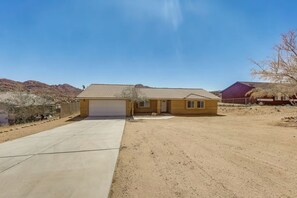 Exterior - Joshua Tree Home • Fire Pit • Near Natl Park (Joshua Tree)