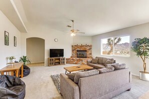 TV - Joshua Tree Home • Fire Pit • Near Natl Park (Joshua Tree)