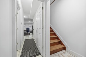 Interior - Sleeps 18! - 6 BR - 2 Kitchens (Jersey City)