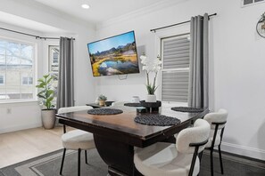 Dining - Sleeps 18! - 6 BR - 2 Kitchens (Jersey City)