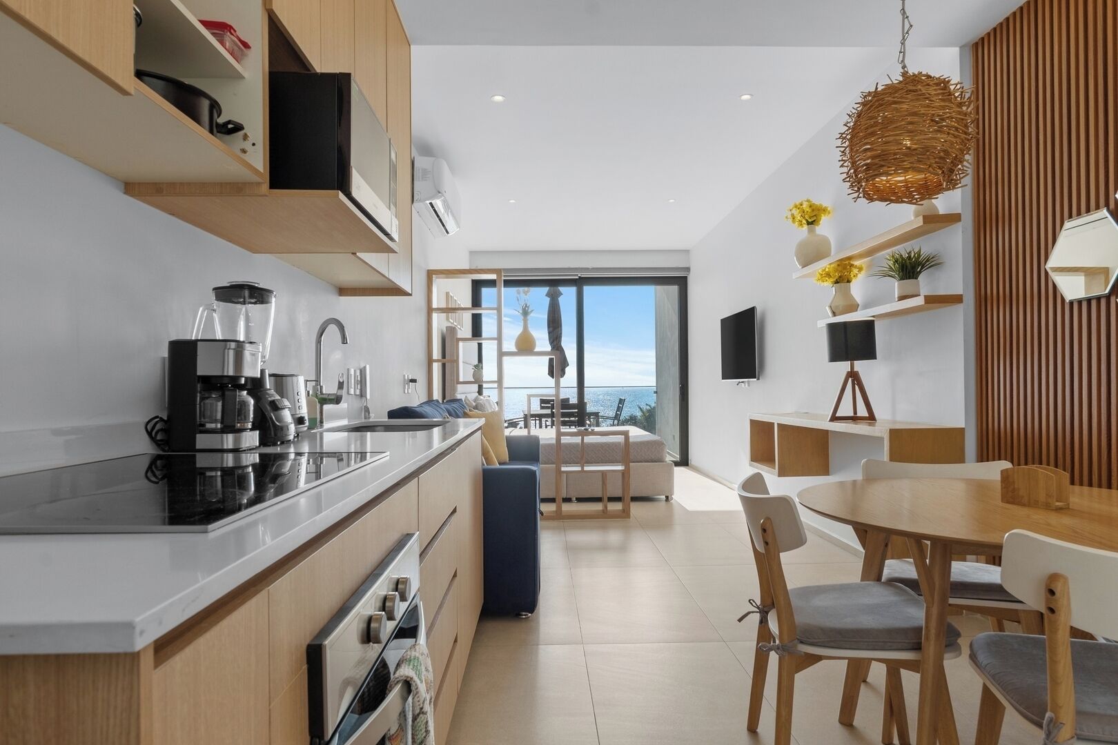 Geladeira, micro-ondas, talheres/pratos/utensílios de cozinha