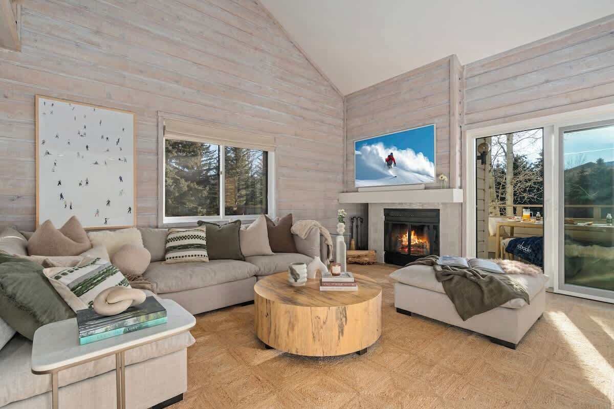 Una televisión, una chimenea, una oficina