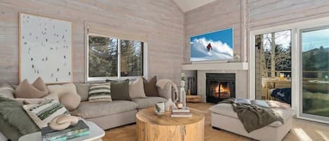 Una televisión, una chimenea, una oficina