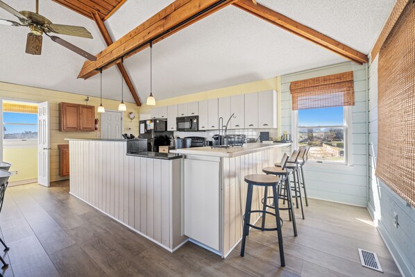 Frigorífic, microones, forn i placa de cuina