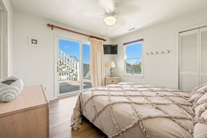 Escriptori, planxa i posts de planxar, wifi gratuïta i roba de llit