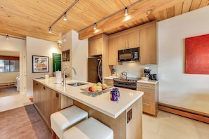 Jääkaappi, mikroaaltouuni, uuni, liesi