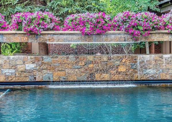 Lämmitetty uima-allas