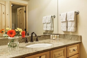 Sèche-cheveux, serviettes fournies