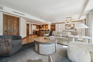 تلفزيون، مدفأة، مكتب، شاشة كمبيوتر