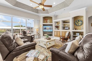 Smart TV, books, offices - Fun Gulf-Access Retreat with Heated Pool, Dock & Tiki Hut Getaway - Villa Gone Coastal - Roelens (Cape Coral)