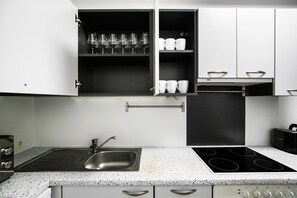Fridge, microwave, oven, stovetop - Blueground | Leopoldstadt, balcony, nr Prater (Vienna)