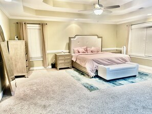 5 bedrooms, iron/ironing board, free WiFi, bed sheets - Spacious & Charming 5-Bedroom Family Home in Quiet Evans Neighborhood. (Evans)