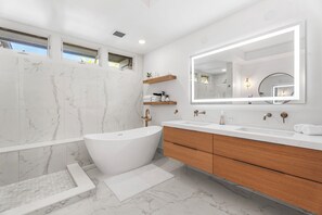 Shower, hair dryer, towels - 🏖️Mauna Lani Villa w/ Auberge Fitness + Beach Club & A/C (Kamuela)