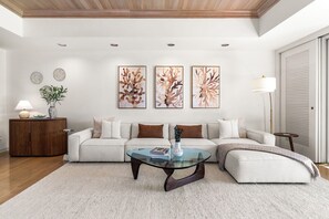 TV, books - 🏖️Mauna Lani Villa w/ Auberge Fitness + Beach Club & A/C (Kamuela)