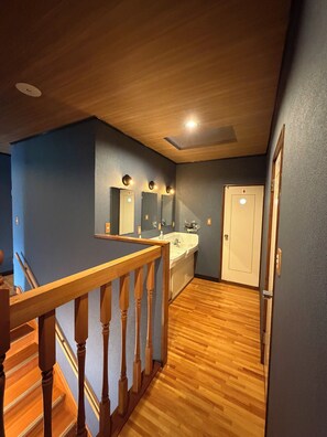 淋浴設備、吹風機、拖鞋、毛巾