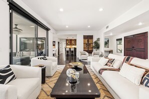 Télévision, cheminée, espaces bureaux