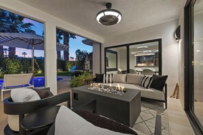 Télévision, cheminée, espaces bureaux