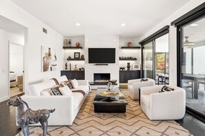 Télévision, cheminée, espaces bureaux