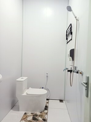 Deluxe Double or Twin Room, Courtyard View | Bathroom - Pakemsari Resort Hotel (Yogyakarta)