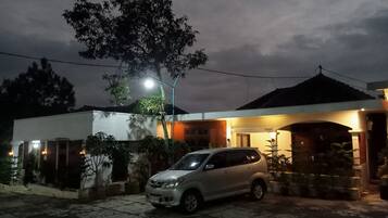 Vista frontal de la propiedad