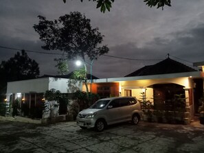 Front of property - Pakemsari Resort Hotel (Pakem)