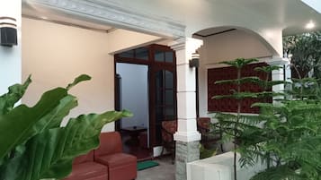 Vista frontal de la propiedad