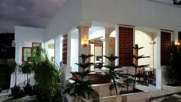 Vista frontal de la propiedad