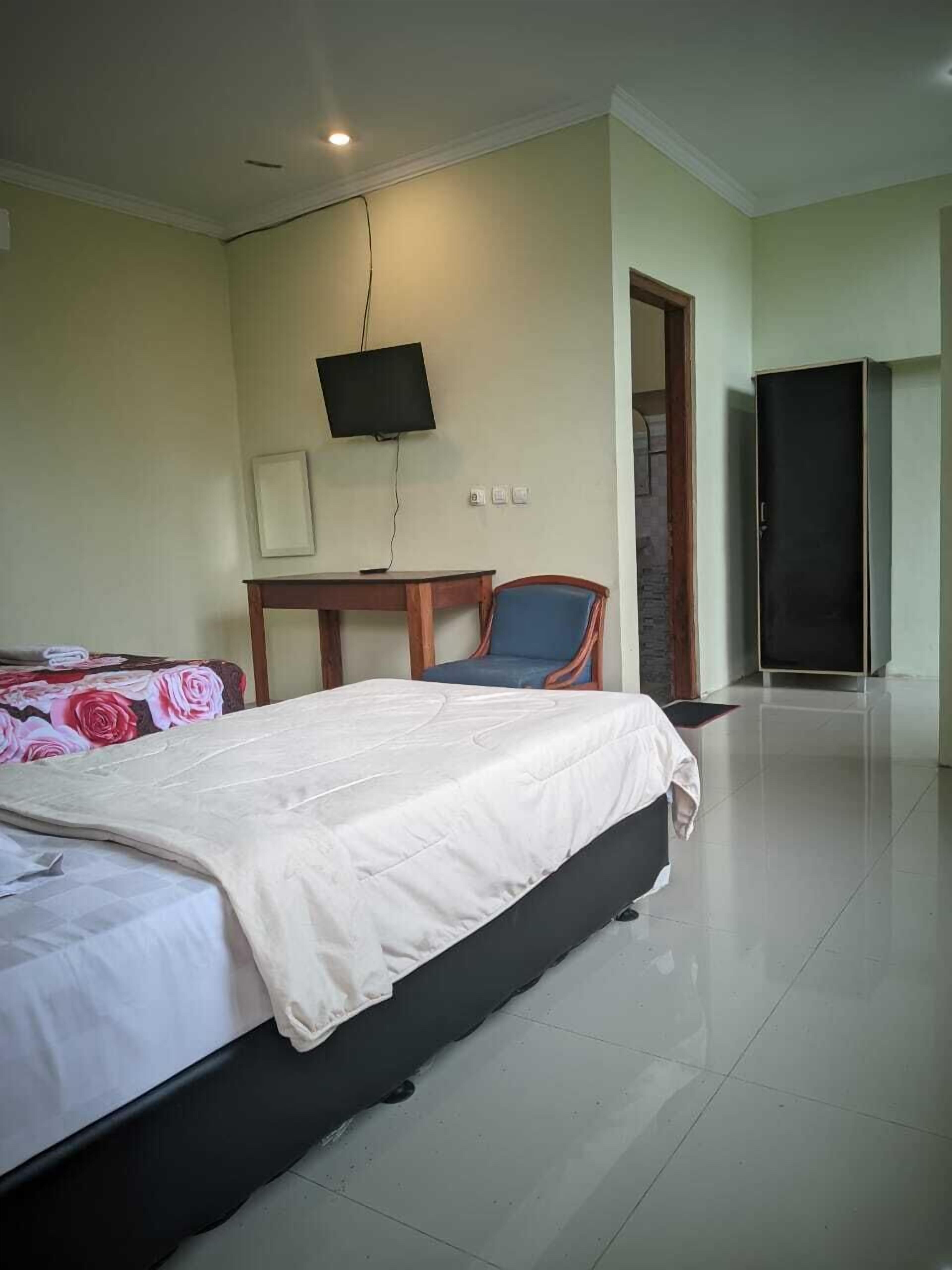 Habitación superior con 1 cama matrimonial o 2 individuales, vista al patio