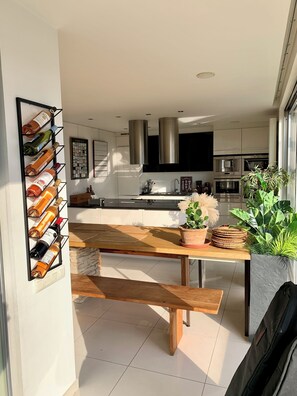 Microwave, oven, stovetop, dishwasher - Vast and sumptuous apartment in Brussels (Woluwe-Saint-Lambert)