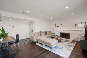 TV, offices - Lakefront 3Beds/1.5Bath Retreat w/ Water Views • Walk to Shops • Near SF (San Mateo)