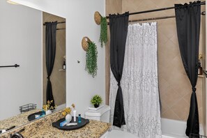Hair dryer, towels, toilet paper - Luxury Fully Furnished 3BR/3.5BA Townhome Downtown Houston (Houston)