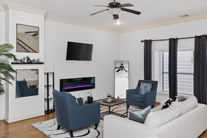 Living area - Luxury Fully Furnished 3BR/3.5BA Townhome Downtown Houston (Houston)