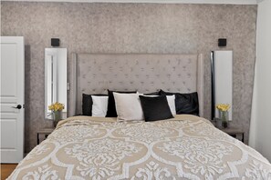 Iron/ironing board, Internet, bed sheets - Luxury Fully Furnished 3BR/3.5BA Townhome Downtown Houston (Houston)