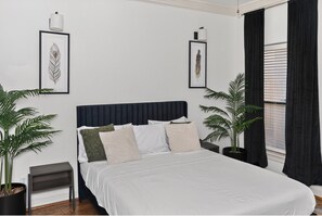 Iron/ironing board, Internet, bed sheets - Luxury Fully Furnished 3BR/3.5BA Townhome Downtown Houston (Houston)