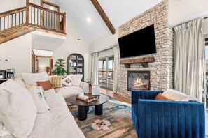 Smart-TV, Kamin, Videospiele, Bücher