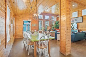 Dining - VW26 Friday Life, Shared Heated Pool, Pet Friendly, Gated Community (Port Aransas)
