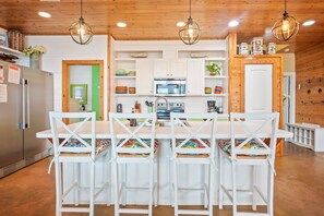 Fridge, microwave, oven, stovetop - VW26 Friday Life, Shared Heated Pool, Pet Friendly, Gated Community (Port Aransas)